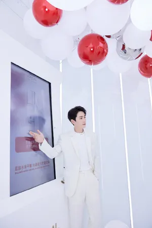 朱一龙白色西装品牌活动图片
