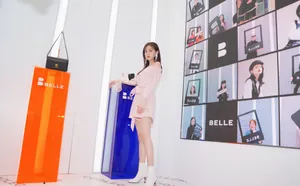 郑合惠子粉色连衣裙灵动性感图片_3