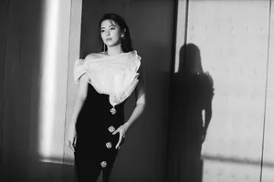 张雨绮黑白斜肩礼服优雅写真图片