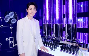 朱一龙白色休闲西服帅气图片