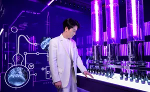 朱一龙白色休闲西服帅气图片_2