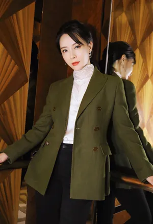 陈数优雅干练写真图片