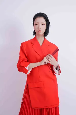Yamy明艳红色西装裙写真图片
