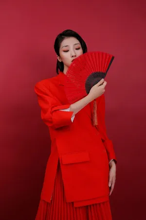 Yamy明艳红色西装裙写真图片_3