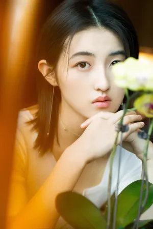 张子枫朦胧光影写真图片_7