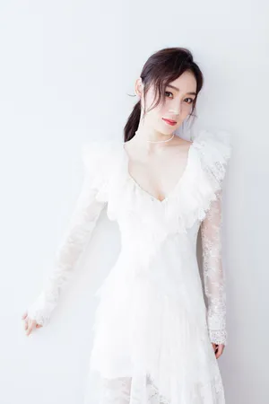袁姗姗深v蕾丝裙性感写真图片