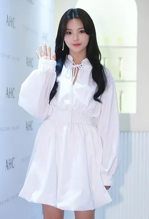 杨超越长发白裙品牌活动图片_6