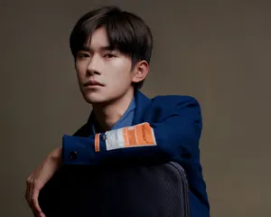 易烊千玺深蓝色西装帅气图片_4