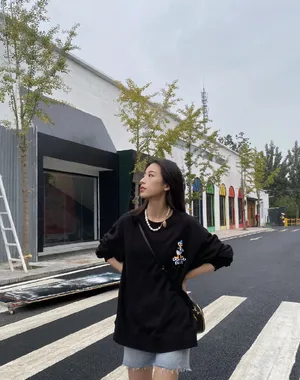 周雨彤清新甜酷街拍图片