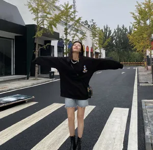 周雨彤清新甜酷街拍图片