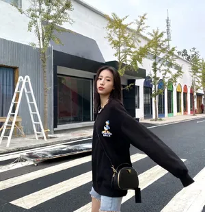 周雨彤清新甜酷街拍图片_3