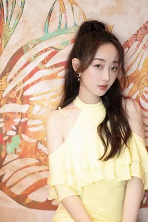 蒋梦婕黄裙半马尾少女系甜美图片