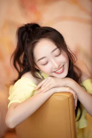 蒋梦婕黄裙半马尾少女系甜美图片