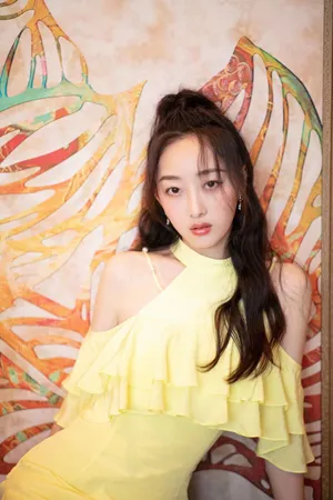 蒋梦婕黄裙半马尾少女系甜美图片_2