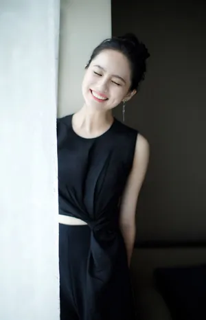 姜珮瑶简约大气活动照图片_3