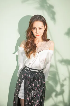 迪丽热巴温婉柔情写真图片_2
