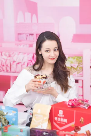 迪丽热巴良品铺子甜美活动图片