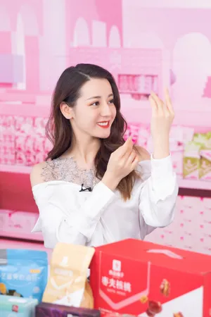 迪丽热巴良品铺子甜美活动图片_3
