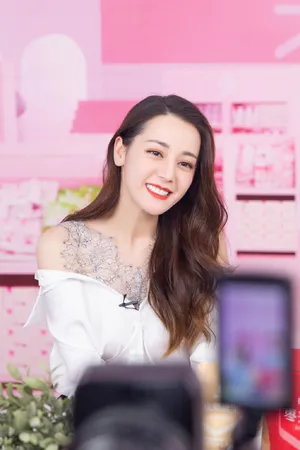 迪丽热巴良品铺子甜美活动图片_4