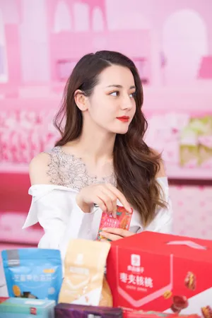 迪丽热巴良品铺子甜美活动图片_6