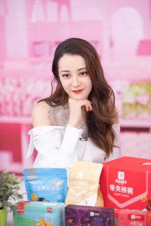 迪丽热巴良品铺子甜美活动图片_7