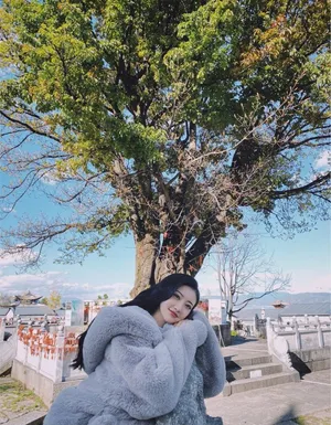 景甜柔美大理街拍写真图片_2