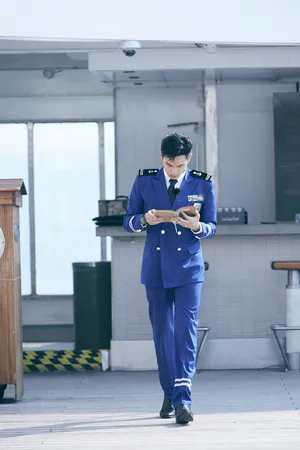张若昀超帅制服节目剧照图片_2