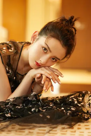宋祖儿刺绣纱裙灵动优雅写真图片