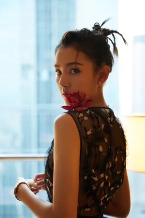 宋祖儿刺绣纱裙灵动优雅写真图片_3