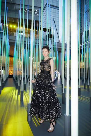 宋祖儿刺绣纱裙灵动优雅写真图片_5