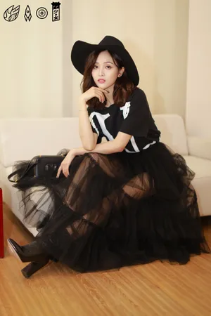 吴宣仪黑纱长裙精致性感写真图片_2