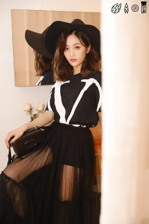 吴宣仪黑纱长裙精致性感写真图片_7