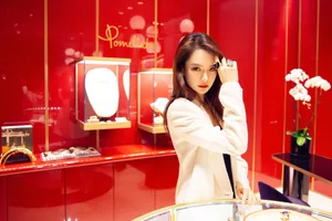 戚薇高贵典雅活动写真图片_3