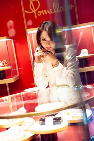 戚薇高贵典雅活动写真图片_5