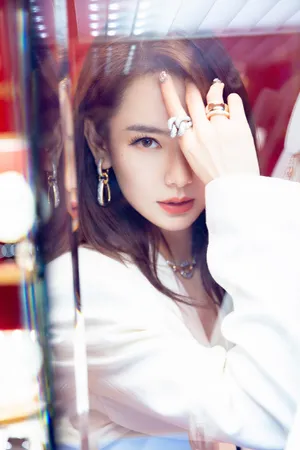 戚薇高贵典雅活动写真图片_11