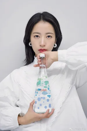 周雨彤简洁时尚品牌代言图片
