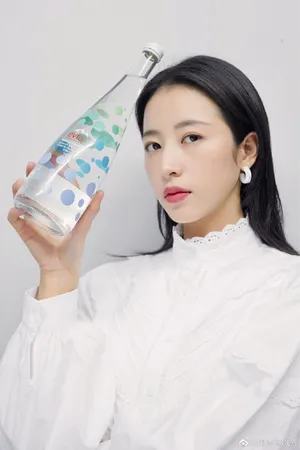 周雨彤简洁时尚品牌代言图片_2