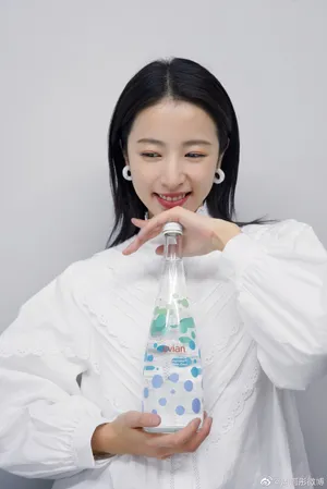 周雨彤简洁时尚品牌代言图片_3