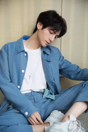 罗云熙精致深邃写真图片_5