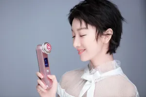 周冬雨清新性感代言活动图片_1