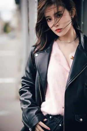 孟子义皮夹克酷美街拍写真图片_3