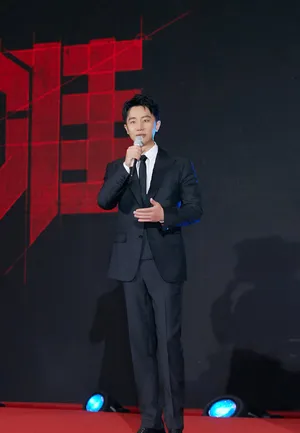 黄轩黑色西装魅力活动照图片