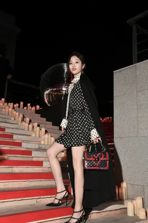吴宣仪光影性感秀场写真图片