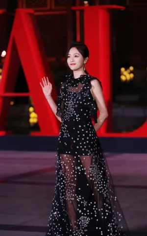 吴宣仪黑色星星纱裙性感图片