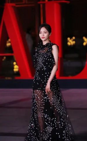 吴宣仪黑色星星纱裙性感图片_2