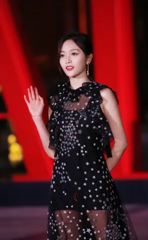 吴宣仪黑色星星纱裙性感图片_3