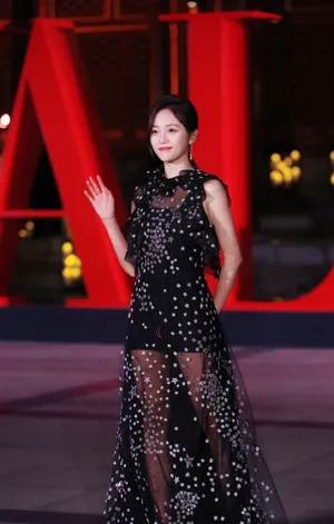 吴宣仪黑色星星纱裙性感图片_4