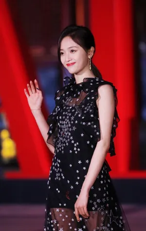 吴宣仪黑色星星纱裙性感图片_5