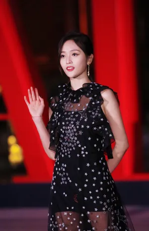吴宣仪黑色星星纱裙性感图片_7