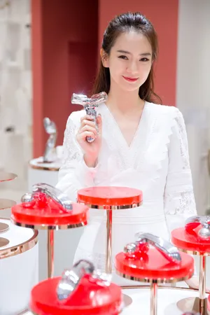 戚薇白色蕾丝裙优雅写真图片_6